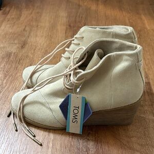 NWT TOMS Ortholite Hyde Sand Suede Women's Cream Wedge Boots Size 9